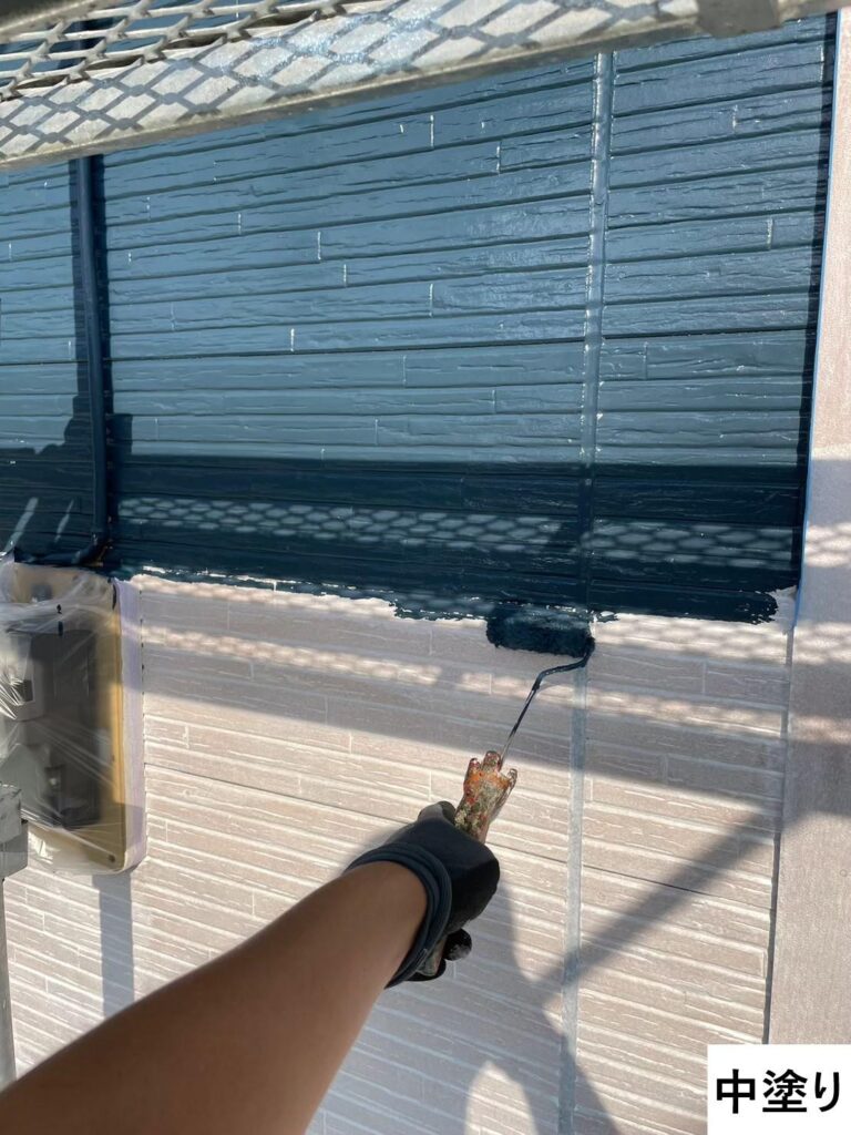 外壁の中塗りを行います。<br />
中塗りの段階で凹凸などのない平らでなめらかな下地をつくっておくことで、上塗りがきれいに塗れるため、より美しく仕上げることができます。